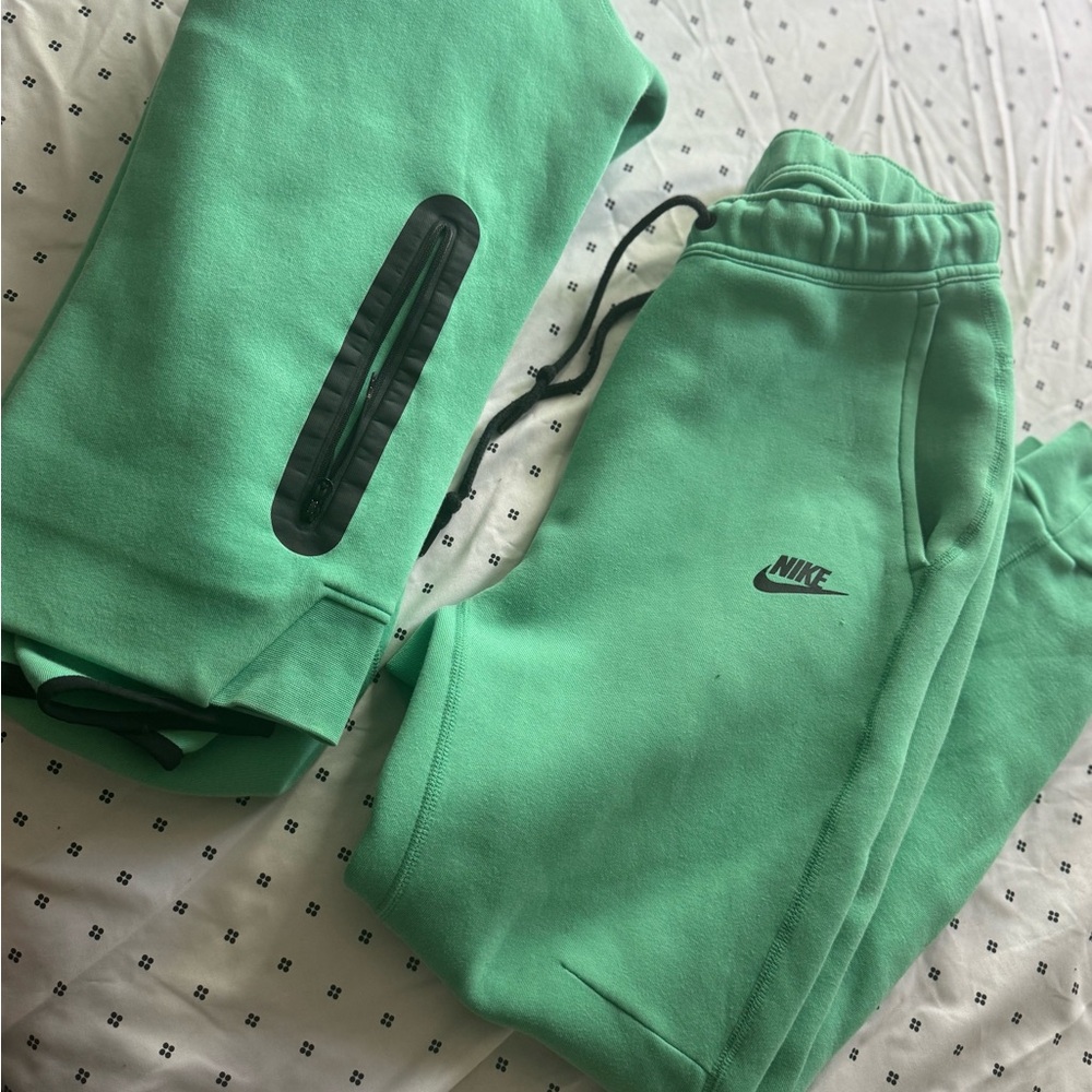 Nike Mens Mint Green Fleece Jogger and sweater set with Black Logo